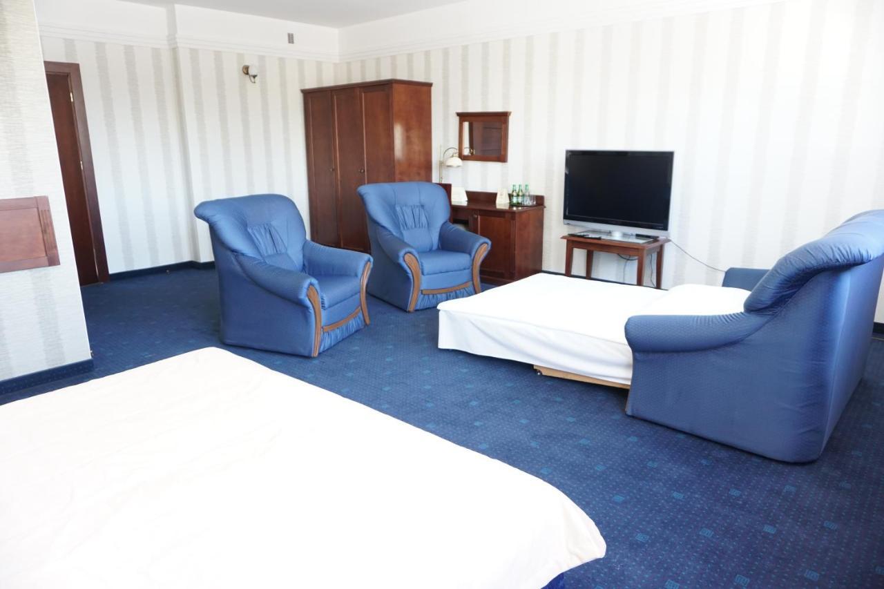 Hotel Mistral Marki  Bagian luar foto