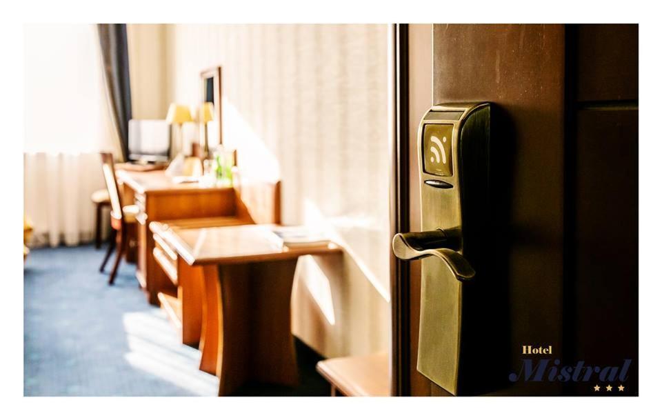 Hotel Mistral Marki  Bagian luar foto