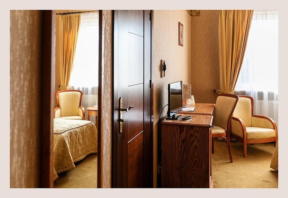 Hotel Mistral Marki  Bagian luar foto