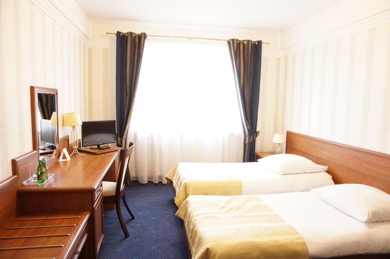 Hotel Mistral Marki  Bagian luar foto