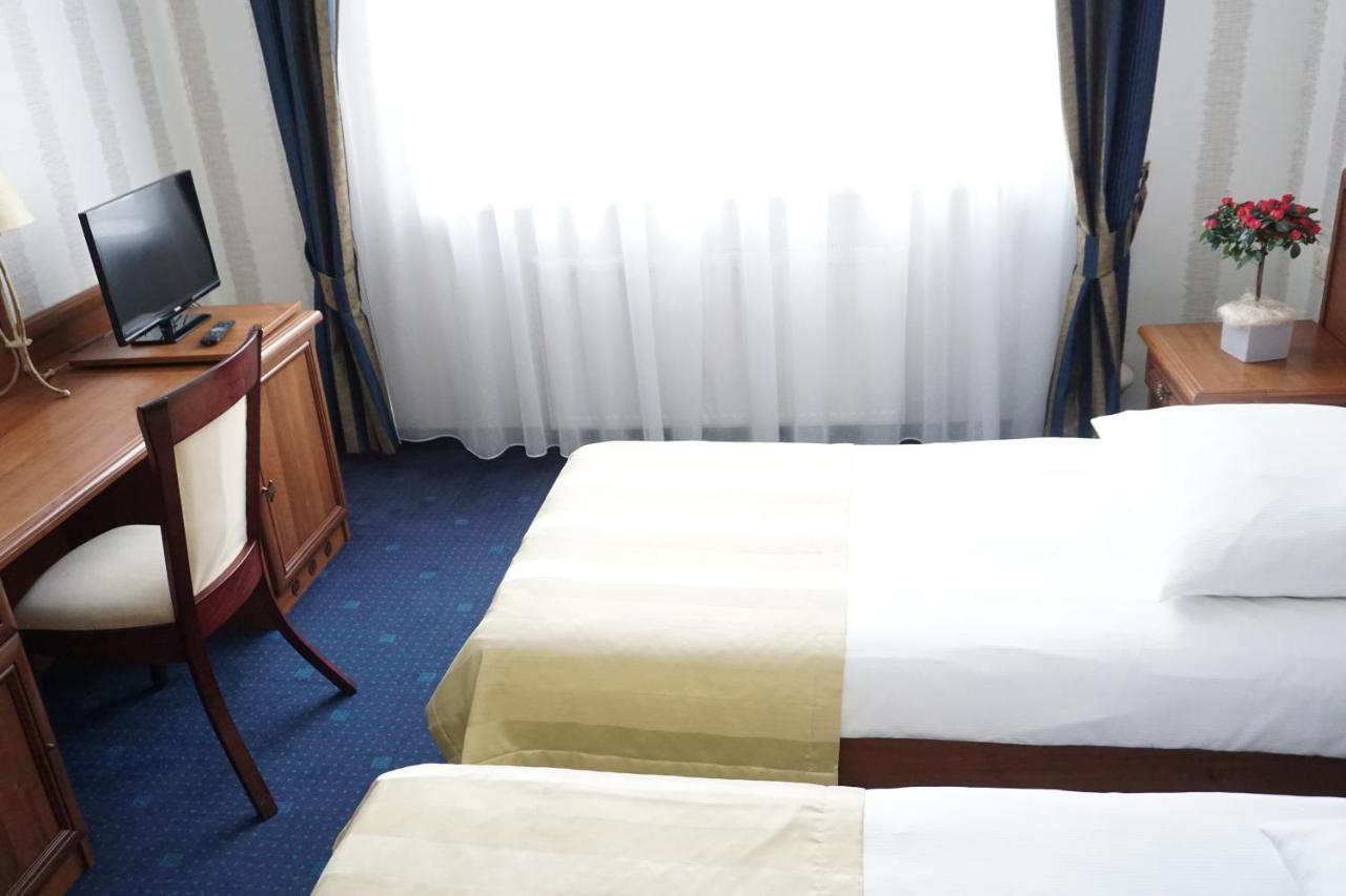 Hotel Mistral Marki  Bagian luar foto