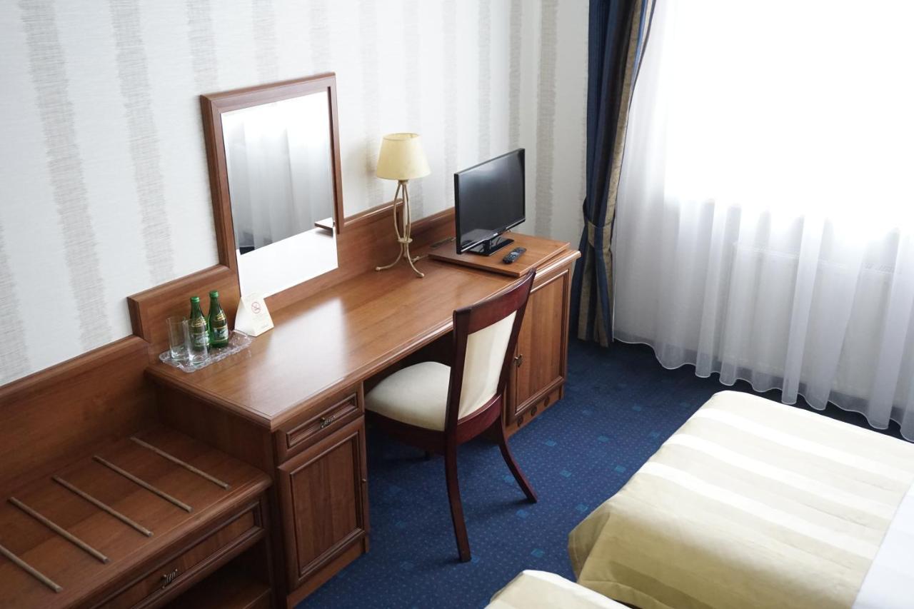 Hotel Mistral Marki  Bagian luar foto