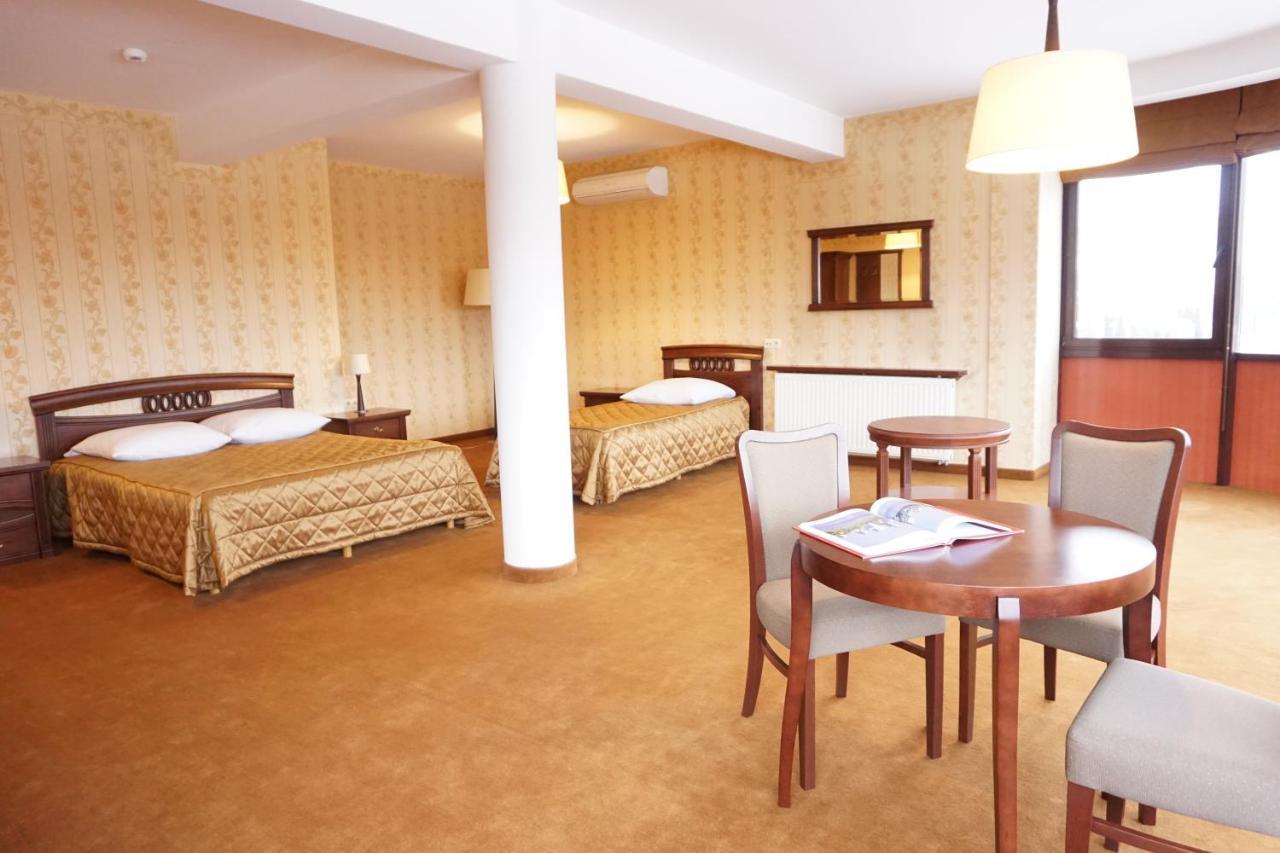 Hotel Mistral Marki  Bagian luar foto